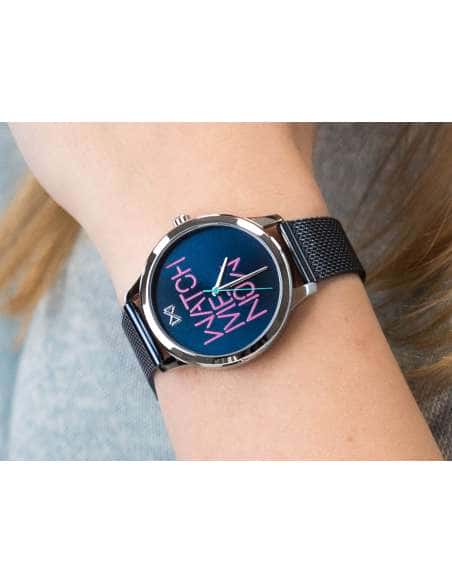 Reloj para Mujer Correa de Malla Azul y Esfera Azul con Frase Watch Me Now - Mark Maddox MM7103-30