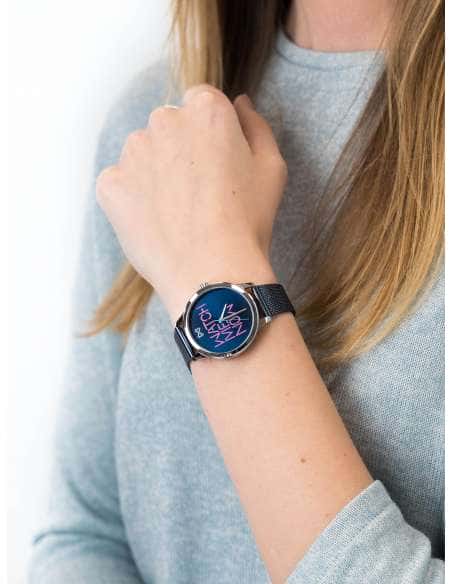 Reloj para Mujer Correa de Malla Azul y Esfera Azul con Frase Watch Me Now - Mark Maddox MM7103-30