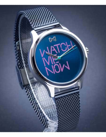 Reloj para Mujer Correa de Malla Azul y Esfera Azul con Frase Watch Me Now - Mark Maddox MM7103-30