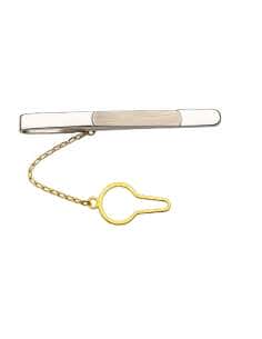 Pisacorbatas de oro Blanco con Curvatura Frontal y Detalle en Bajorrelieve Liso – Oro Blanco y Amarillo 18K