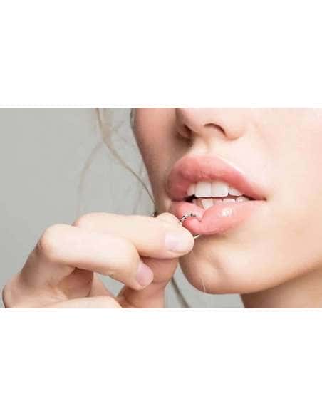 Servicio de Puesta Piercing en el labio (Ashley) – Estudio The White Dog