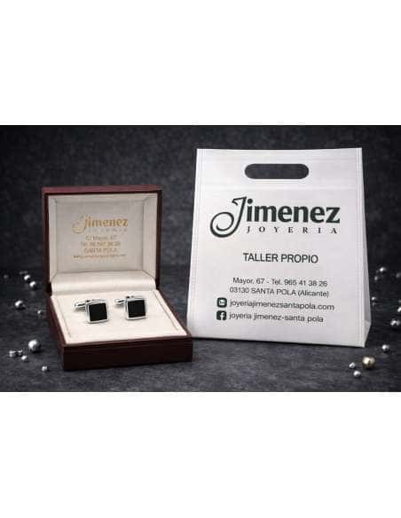 Gemelos Ovalados con Grabado en Alto Relieve y Brillante Incrustado – Oro Amarillo 18K