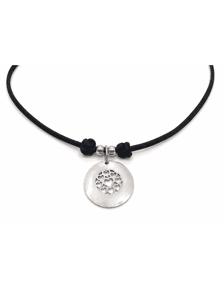 Collar de Seda Negra con Colgante Circular y Motivo de Corazones - Plata de ley